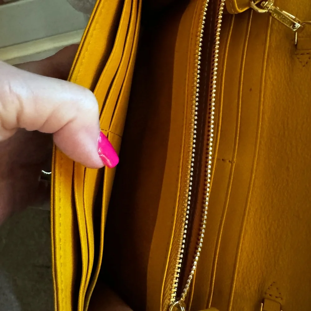 MCM Crossbody Wallet with removable gold chain. - Picture 9 of 15